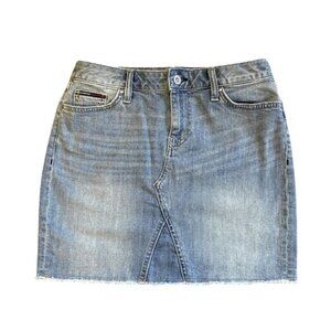 Tommy Hilfiger light wash frayed hem stretch denim 5 pocket mini skirt. Size 0.